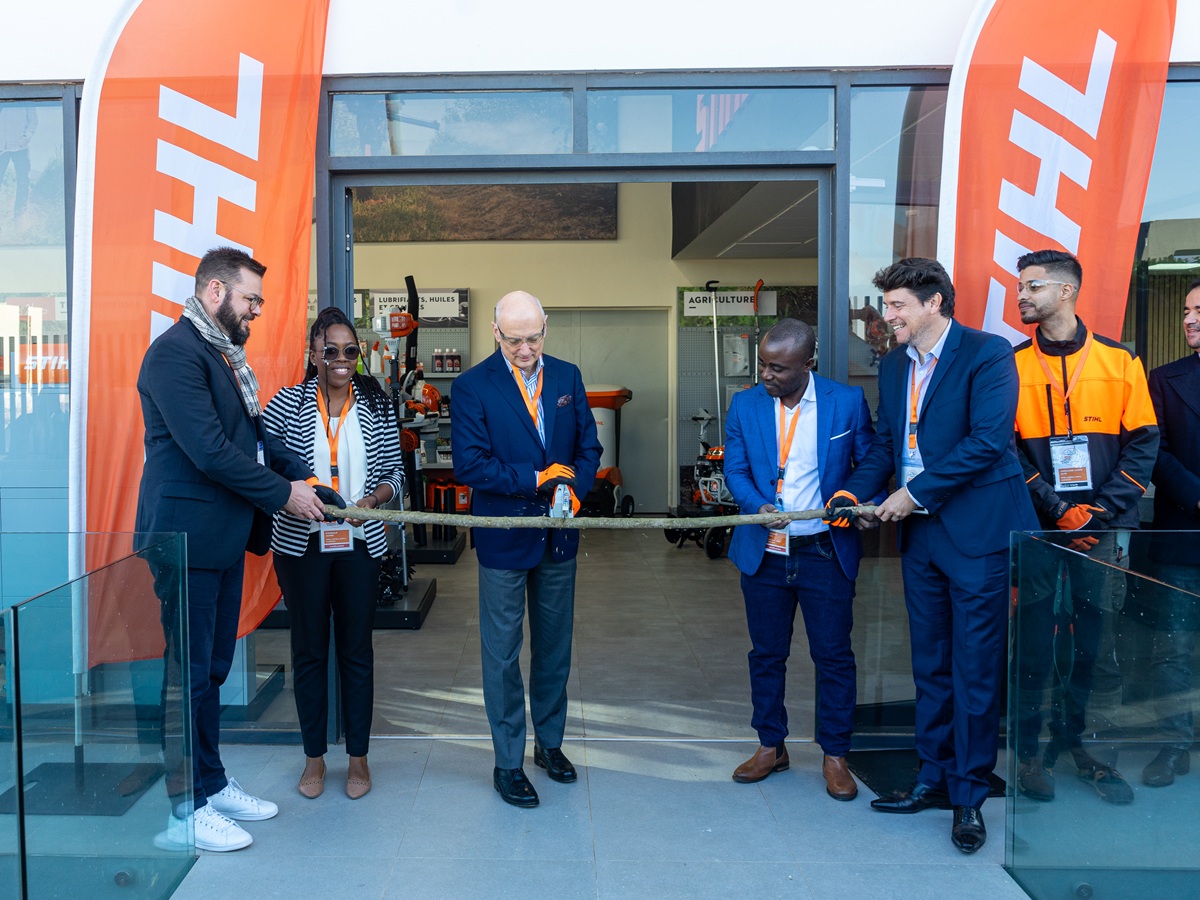 Доктор Ніколас Штіль символічно відкрив дві найновіші компанії STIHL в Африці, зрізавши гілку.